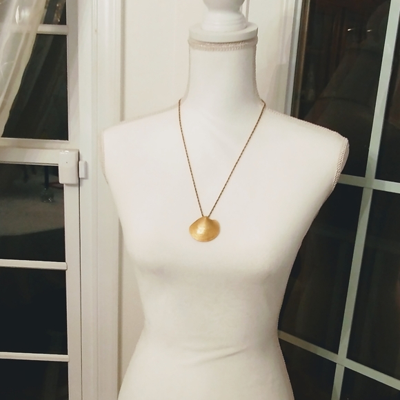 Vintage Crown Trifari Shell Pendant Necklace - Picture 4 of 6